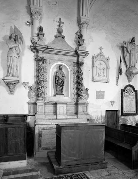 ensemble de 2 autels tombeaux secondaires, 2 retables architecturés à niche, 2 tabernacles