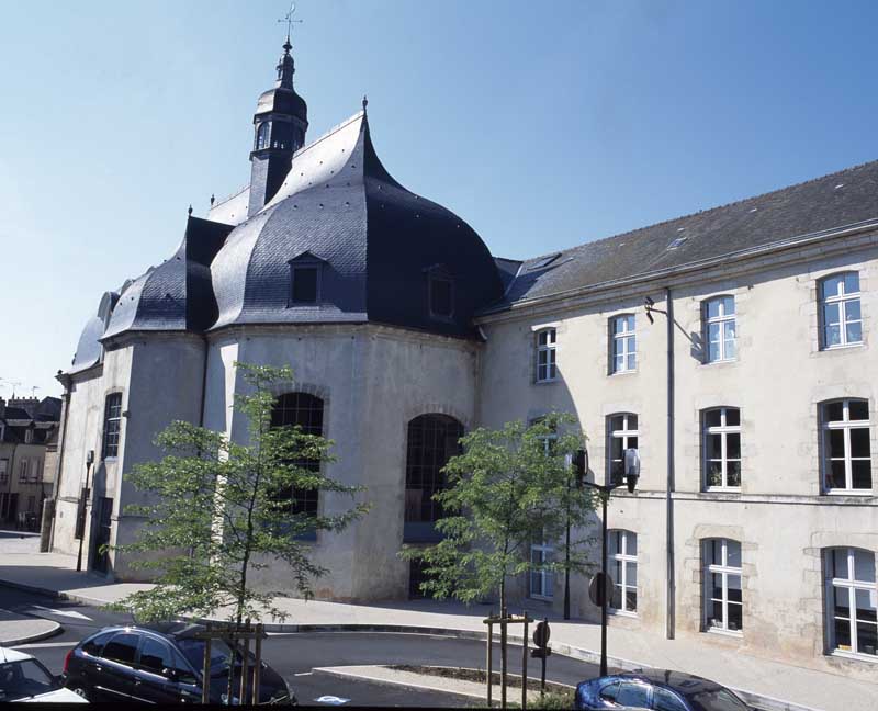 église de jésuites, puis école centrale du département, puis bibliothèque municipale d'Alençon, actuellement médiathèque Aveline