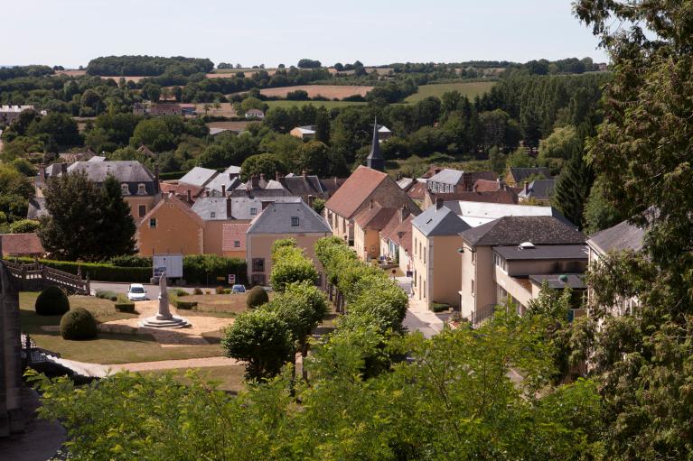 le bourg de La Chapelle-Montligeon