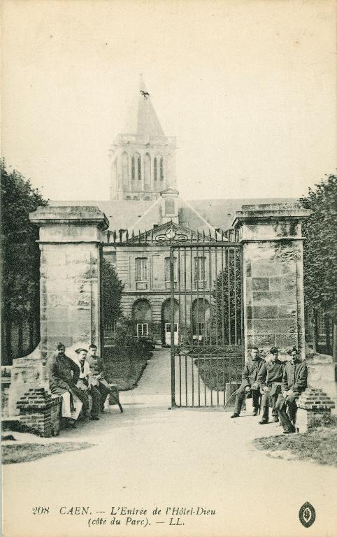 208. Caen. L'entrée de l'Hôtel-Dieu (côté parc).- Carte postale, Lévy et Fils, avant 1909. (Archives diocésaines de Bayeux-Lisieux).