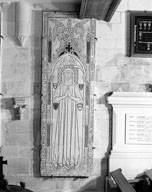 ensemble de 2 dalles funéraires de Robert d'Urville et d'Aelis de Falaise