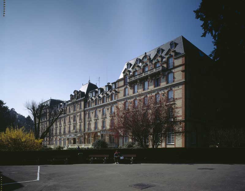 hôtel de voyageurs dit Grand hôtel des Thermes, puis hôtel des Bains, actuellement Résidence des Thermes