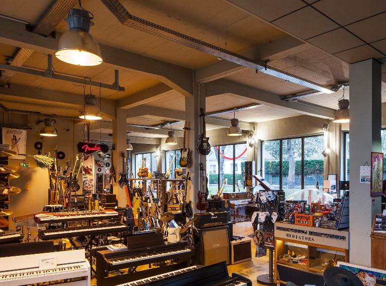 Caen : les anciens entrepôts des tabacs de Caen, reconverti en magasin d'instruments de musique Bonnaventure.