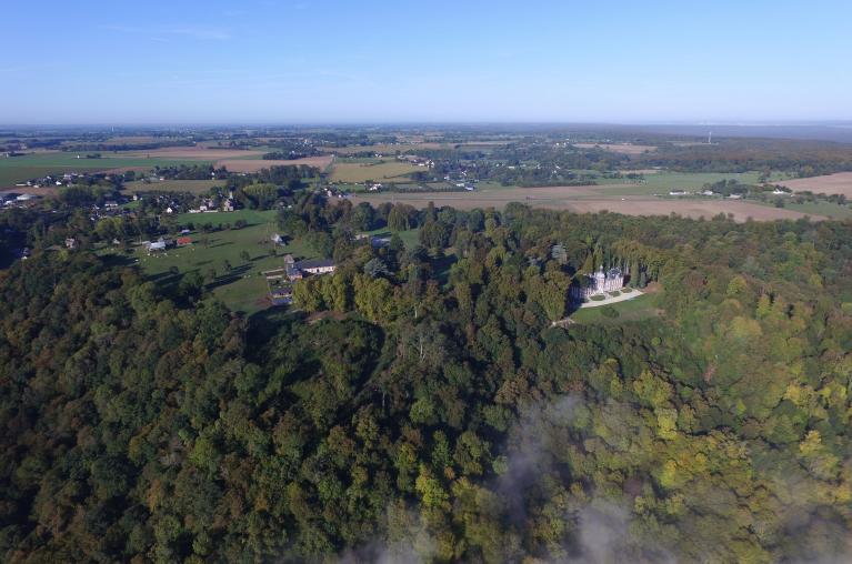 Vue aérienne par cerf-volant : côteau du Landin avec son château et l'ancienne ferme du château au premier plan. 