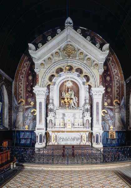 ensemble du maître-autel : autel tombeua, retable architecturé, tabernacle à ailes, groupe sculpté, peinture murale