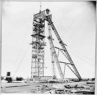 Puits central de May-sur-Orne. Construction des installations de la mine.- Photographie ancienne, [1961].