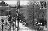 Bretteville-sur-Laize (Calvados) - Ouvriers réparant les vannes le lendemain [de l'inondation] du 7 mai 1907.- Carte postale, photogr. Graindorge, Bretteville, 1907.