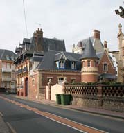 Vue d'ensemble des communs prise du nord-est depuis la rue Pasteur.