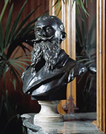 Premier Salon : buste du Docteur Peyré.