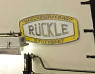 Jointeuse de marque Rückle, inscription concernant le fabriquant : "Maschinenfabrik Rückle Stuttgart".