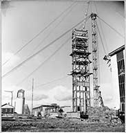Puits central de May-sur-Orne. Constructions des bâtiments.- Photographie ancienne, 1961.