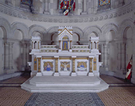 ensemble du maître-autel : autel, tabernacle, 2 crédences, statue