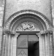 tympan : charité de saint Martin, saint Gerbold flottant miraculeusement sur sa meule