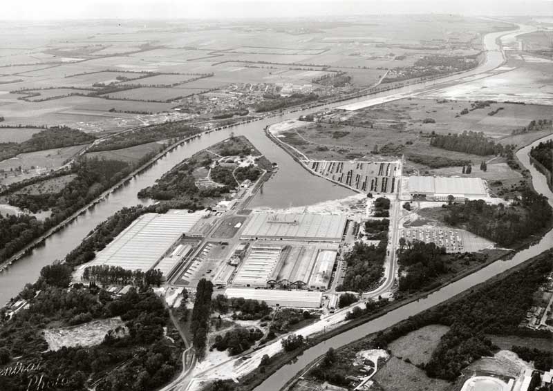 usine de construction navale des Chantiers navals français, puis Chantiers navals de Caen, puis usine de construction automobile Saviem, puis Renault véhicules industriels (RVI), puis Renault Trucks