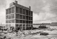 Reconstruction de la minoterie, avec silos non détruits.- Photographie ancienne, juillet 1946. (Collection particulière Pierre Lemanissier).