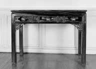 armoire-bibliothèque (bibliothèque montée) ; table