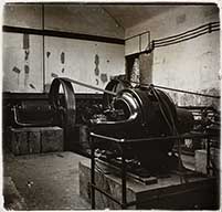 [Usine de Saint-Christophe, machines énergétiques].- Photographie ancienne, plaque de verre, [1915-1918]. (Collection particulière Jean-Claude Verrier, Pont-d'Ouilly).