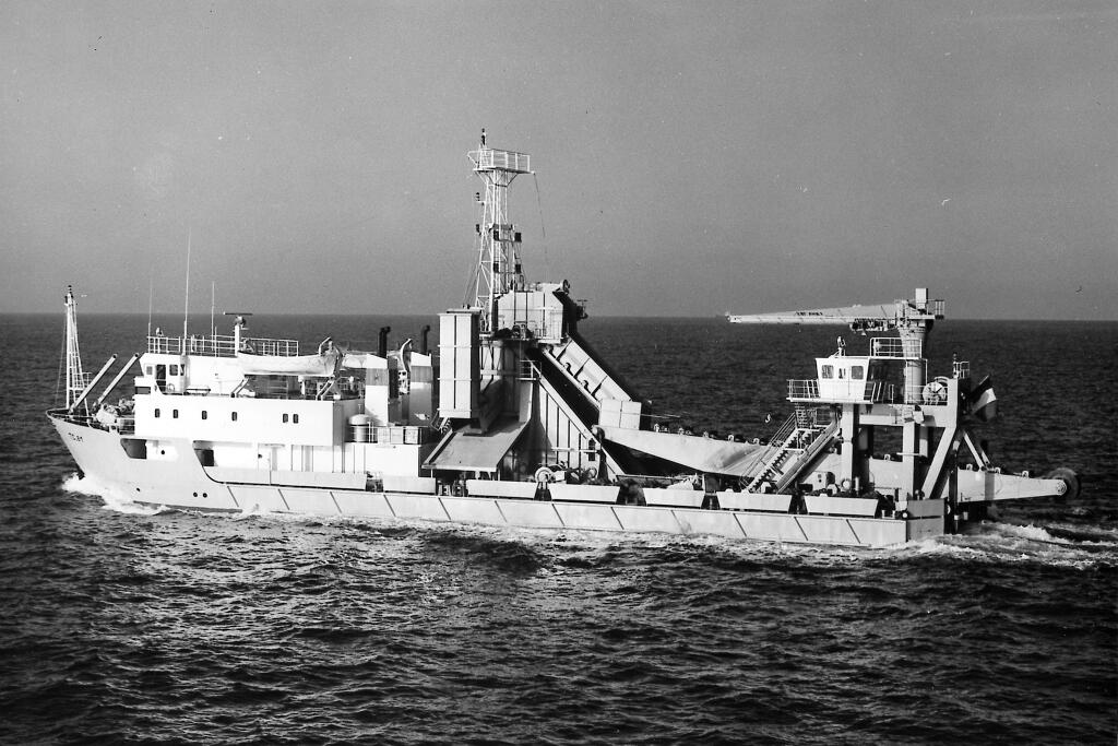 bateau drague : drague à godets dite TC 81 (dragage en haute mer)