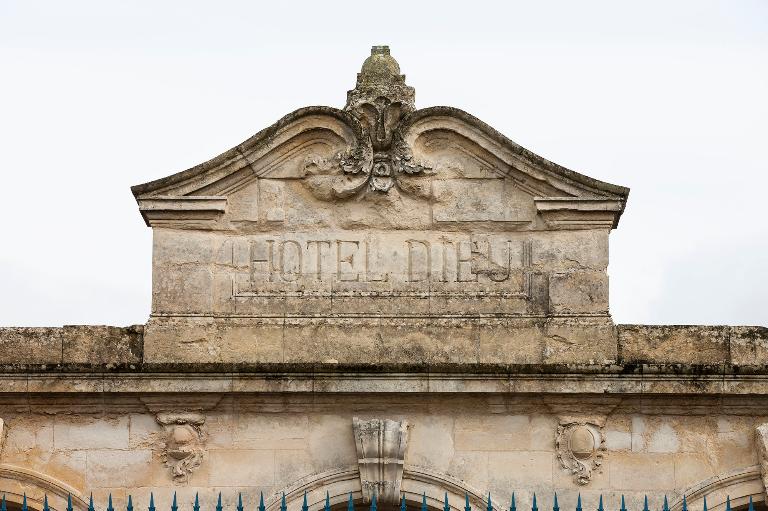 Détail du fronton de l'entrée de l'Hôtel-Dieu.