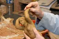 Reportage sur la fabrication d'un épi de faîtage dans l'atelier de poterie. Estampage : finition sur pièce moulée, reprise du mouvement du bras.