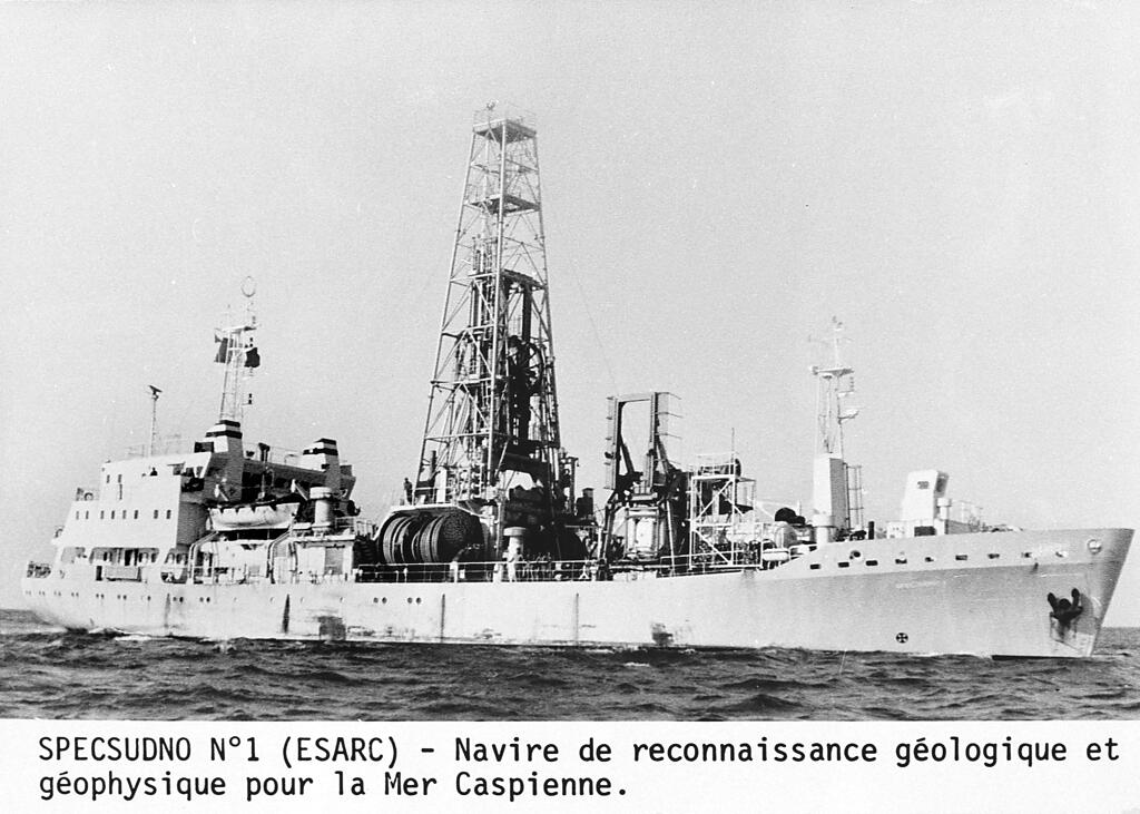 bateau de forage : navire de flexoforage en mer (recherche de pétrole) dit SPECSUDNO 1