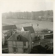 Photographie de chantier, fin février 1963, vue sur l'ancien moulin de Creully.- Photographie ancienne, Contamin (architecte), fin février 1963. (Collection particulière Jean-Pierre Barette).