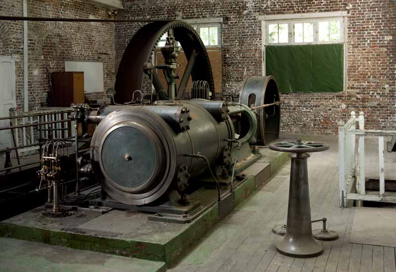 Livarot. Machine à vapeur à piston.