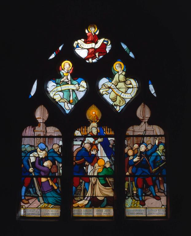 ensemble de 4 verrières historiées et commémoratives de la guerre de 1914-1918 : Dernière messe des soldats en partance, Ange de la victoire célébré par les soldats et leurs familles, Retour des soldats, Soldat au pied de la Croix (baies 6, 8, 9 10)