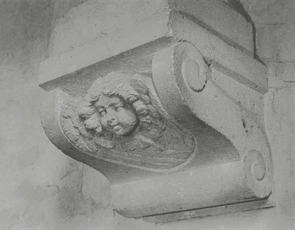 socle : tête d'ange