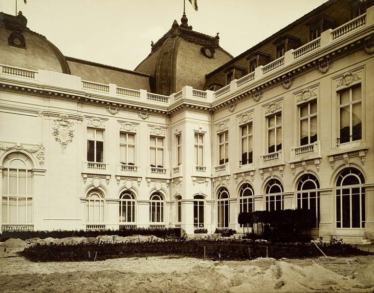 casino dit Casino Municipal de Trouville, puis Le Trouville Beach Casino, puis Le Louisiane Folies, actuellement Le Casino Barrière de Trouville