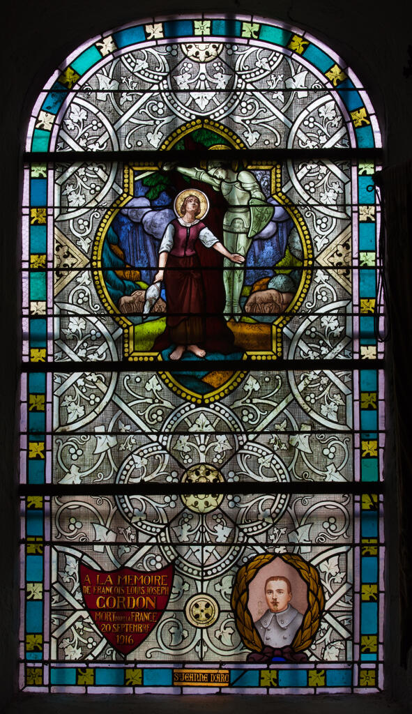 ensemble de 2 verrières mixtes hagiographiques et commémoratives de la guerre de 1914-1918 : sainte Jeanne d'Arc entendant les voix, saint François Xavier ; à la mémoire de François Cordon (baies 1 et 2)