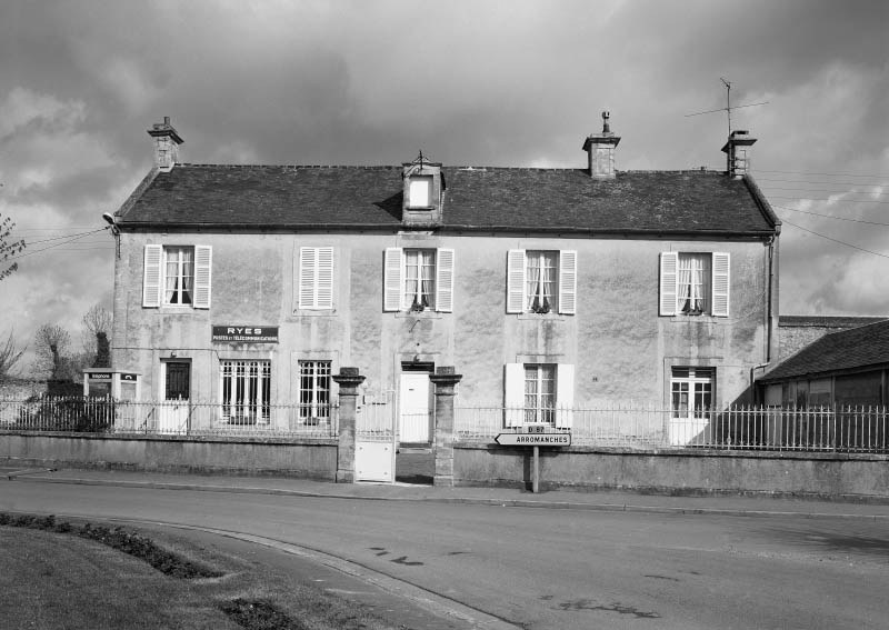 mairie, tribunal (justice de paix), école primaire (école de garçons)