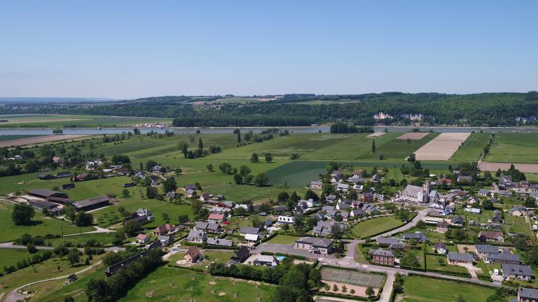 Vatteville-la-Rue avec les marais et la Seine à l'arrière-plan, vue aérienne par drone. 