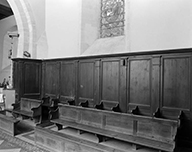 ensemble du lambris de demi-revêtement et d'un banc de choeur