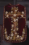 ensemble d'une chasuble, d'une étole, d'un manipule, d'une bourse de corporal, d'un voile de calice (ornement rouge)