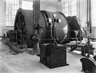 Salle des machines.- Photographie ancienne, contact de plaque de verre 18x24, vers 1920. (Archives privées Société des Mines de Soumont).
