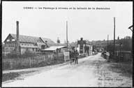 Orbec - Le passage à niveau et la laiterie de la Madeleine.- Carte postale, Hamon, s.d., début 20e siècle. (Collection particulière P. Coftier).