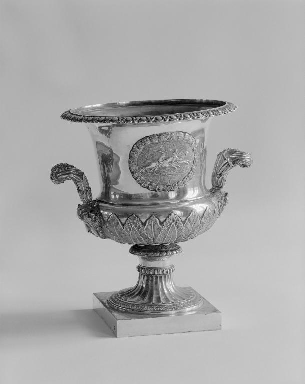 vase médicis décoratif : trophée équestre