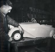 Ouvrier posant les roues d’une automobile à pédales Euréka, modèle Biplace 38, vers 1950 (Collection particulière).