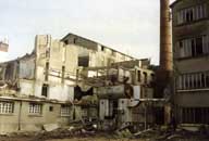 Destruction de la laiterie Tabard, bâtiment du hâloir.- Photographie ancienne, s.d., 2e moitié des années 1990. (Collection particulière Boisramey, Audrieu).