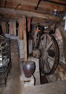 Vue intérieure du moulin : engrenages et arbre de transmission.