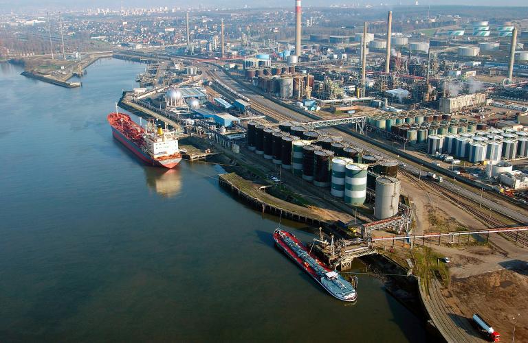 raffinerie de pétrole de la Société Maritime des Pétroles, puis Société des Pétroles Jupiter, puis Shell, puis Pétroplus