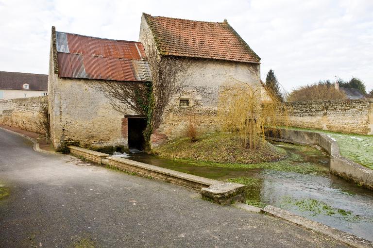 moulin à farine, puis moulin à huile, puis moulin à farine, puis maison