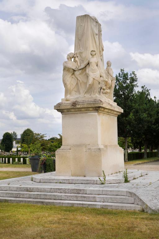 monument aux morts de la guerre de 1914-1918 : Casque couronné