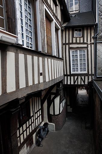 Vue du passage, façade arrière du bâtiment sur rue et aile en retour
