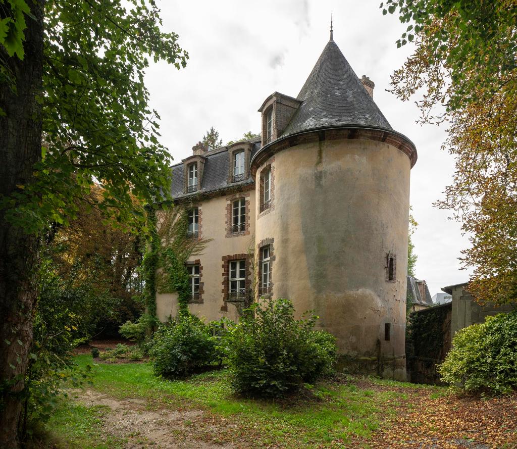 Vieux château de Longny (tour Mahé et corps de bâtiment est), vue générale depuis le nord-est.