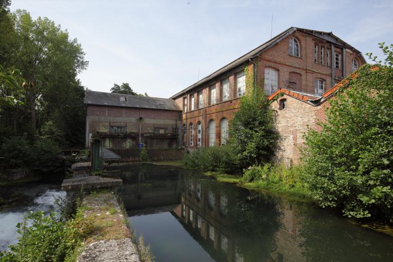La filature de coton du Déluge édifiée à Perruel en 1845 est un exemple d'usine à étages témoignant du passé textile du territoire. 