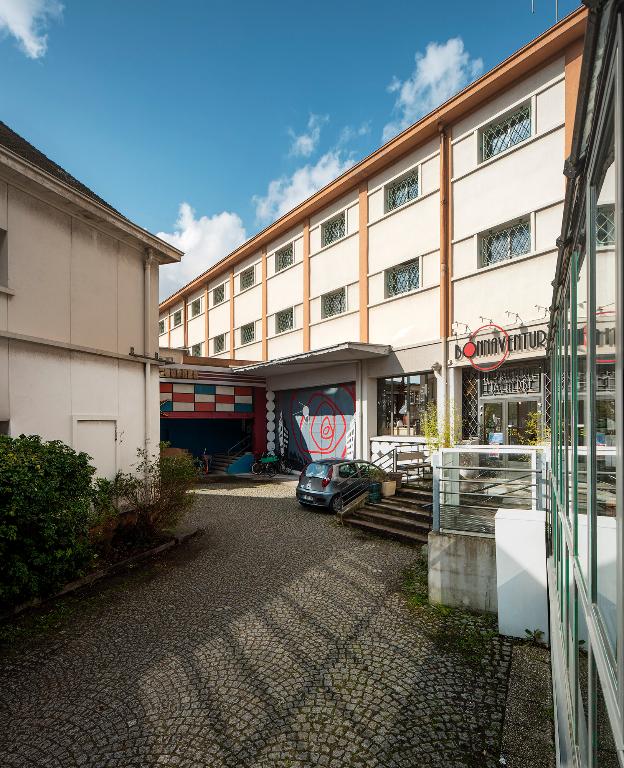 entrepôt commercial dit entrepôt des tabacs de Caen (SEITA), puis imprimerie dite Imprimerie Malherbe, actuellement magasin de commerce Bonnaventure et établissement de production audiovisuelle Bazarnaom