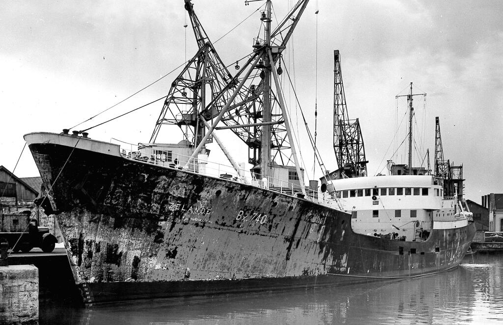bateau de pêche : chalutier (grande pêche) dit ZELANDE