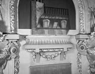 Le théâtre, vue du faux balcon sous une fenêtre murée du mur est. Prise de vue antérieure à la campagne de restauration de 1994. [3e casino].